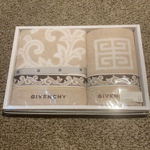 Set of 2 Givenchy towels